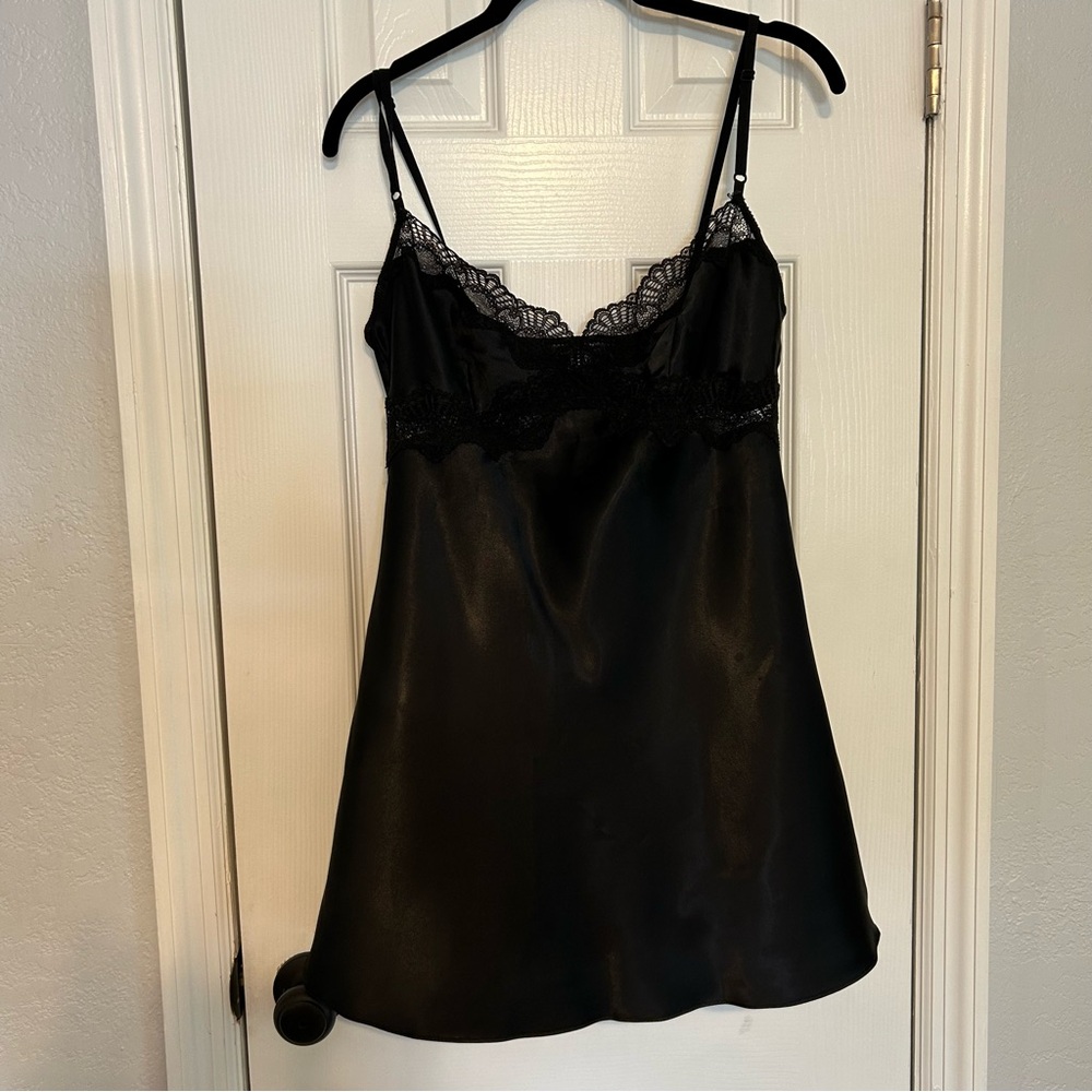 Elegant Black Lace Trim Chemise